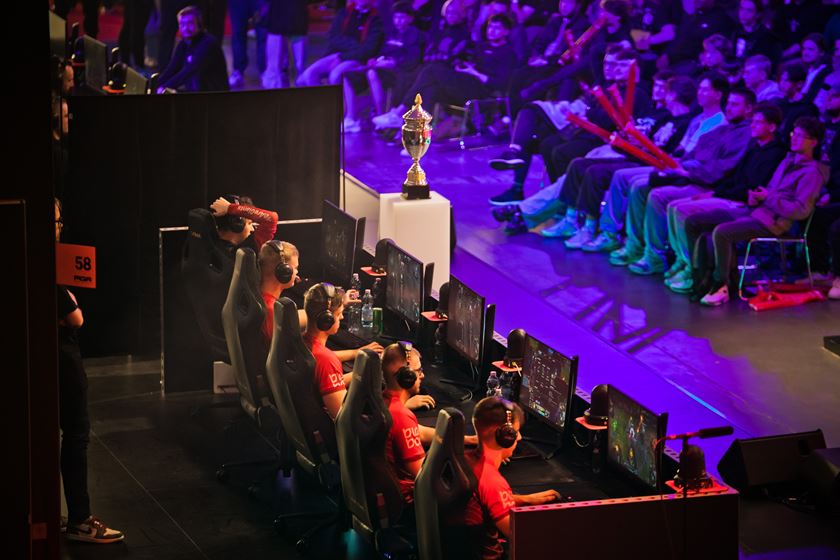 Finał turnieju esportowego na scenie Poznań Game Arena – zawodnicy, puchar i publiczność
